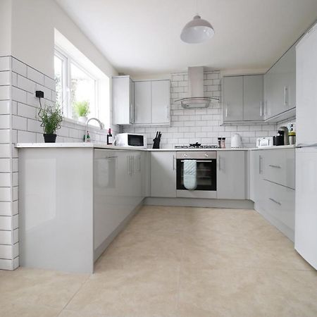 Family Home In The Charming Coastal Town Of Barry Eksteriør billede