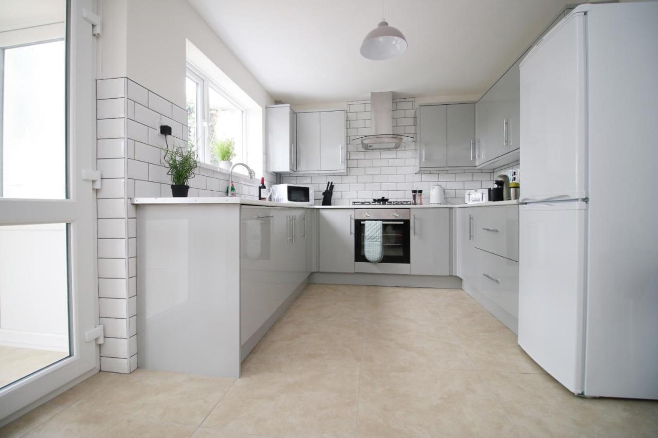 Family Home In The Charming Coastal Town Of Barry Eksteriør billede
