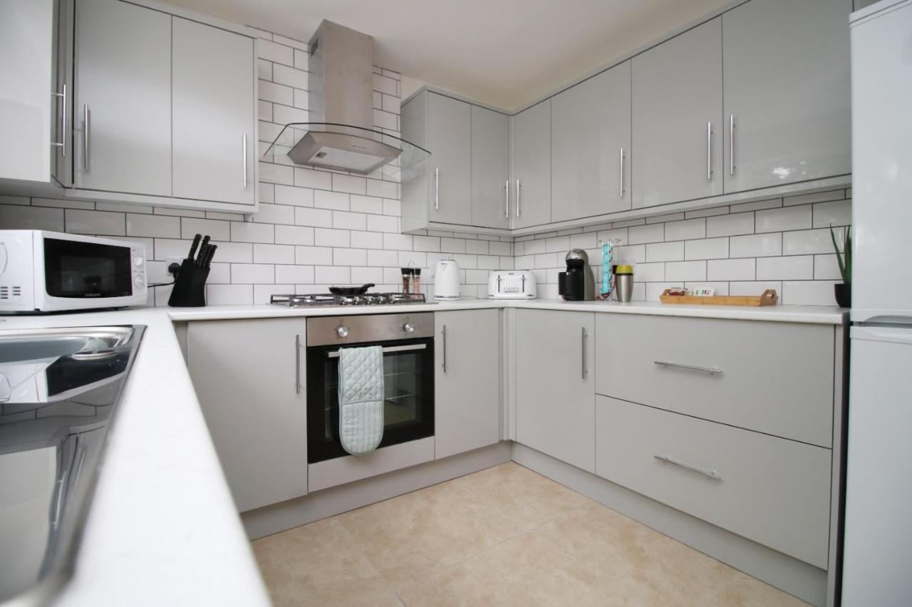 Family Home In The Charming Coastal Town Of Barry Eksteriør billede